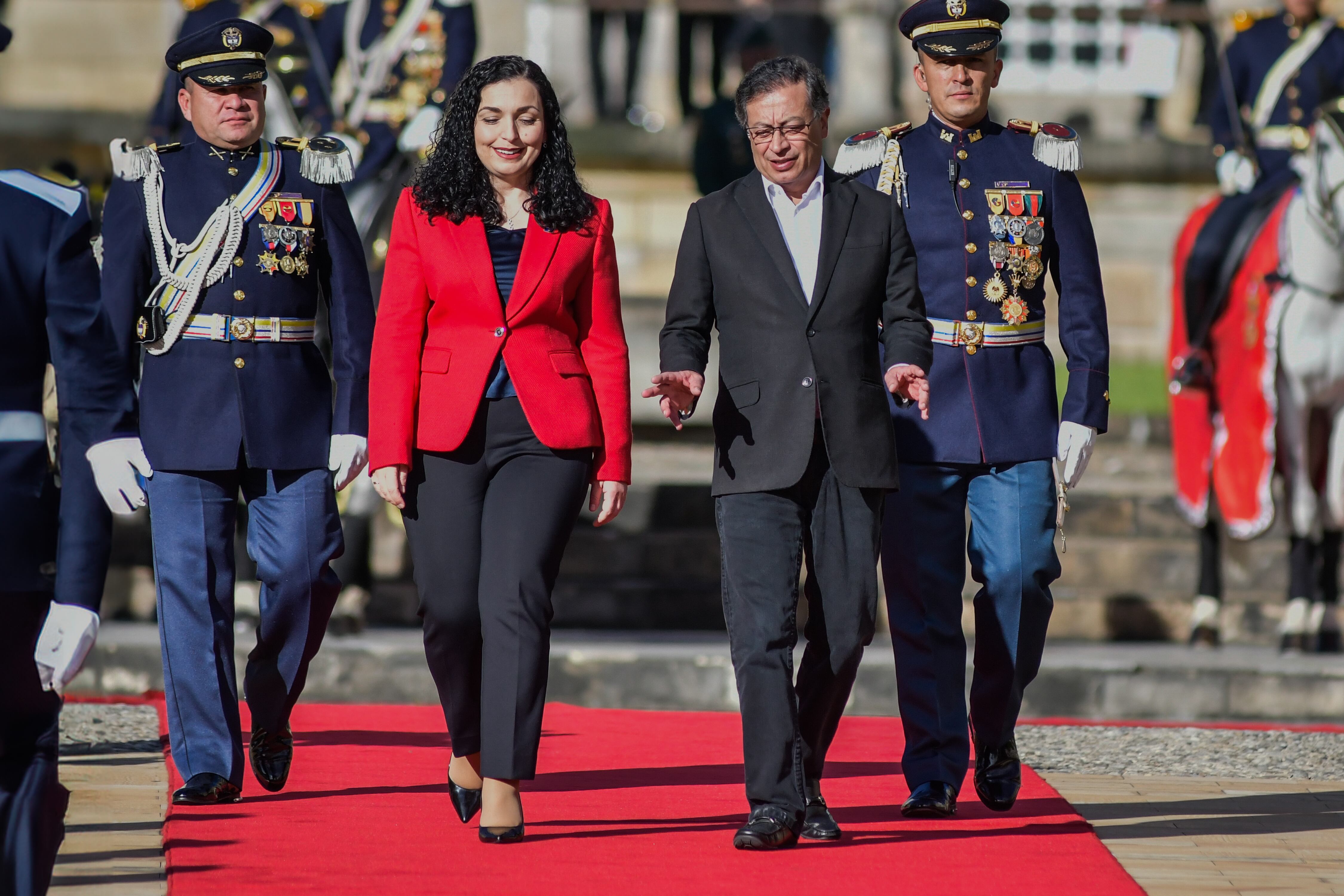 Presidente Gustavo Petro junto a la jefa de Estado de Kosovo, Vjosa Osmani-Sadriu. Foto: Presidencia.