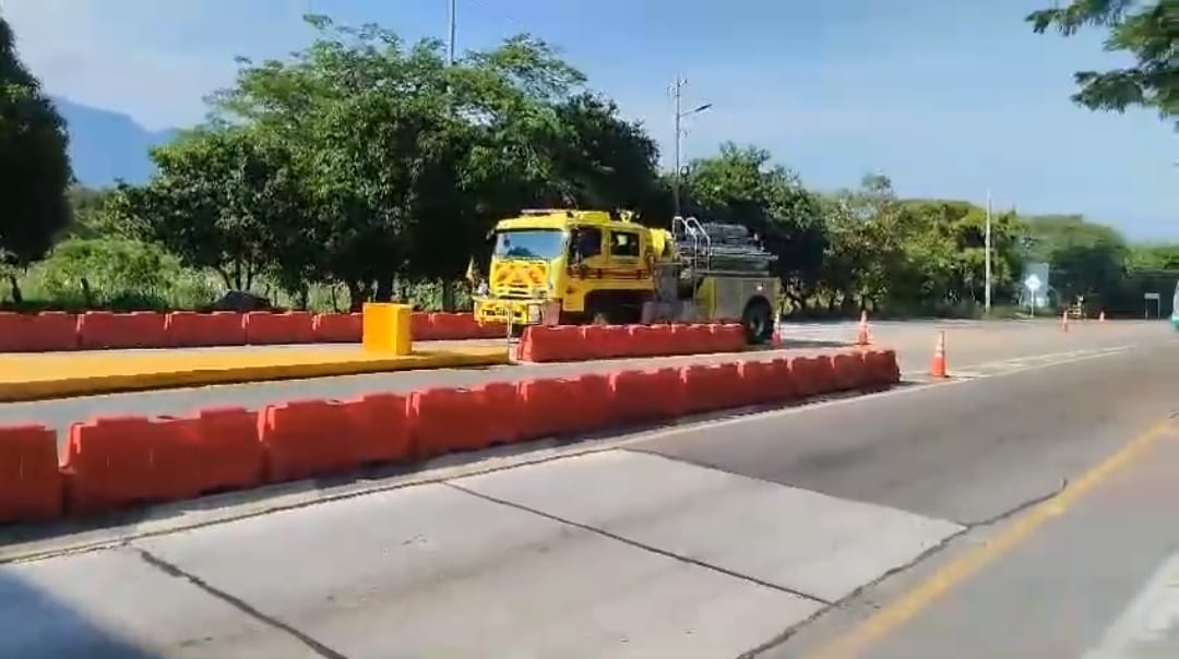 Máquina de bomberos que se devolvió en el peaje/ Captura de video