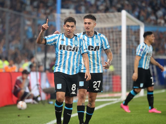 AME3546. AVELLANEDA (ARGENTINA), 31/10/2024.- Juan Fernando Quintero (i) de Racing celebra con sus compañeros un gol ante Corinthians este jueves, en un partido de las semifinales de la Copa Sudamericana entre Racing y Corinthians, en el estadio Presidente Perón en Avellaneda (Argentina). EFE/ Juan Ignacio Roncoroni