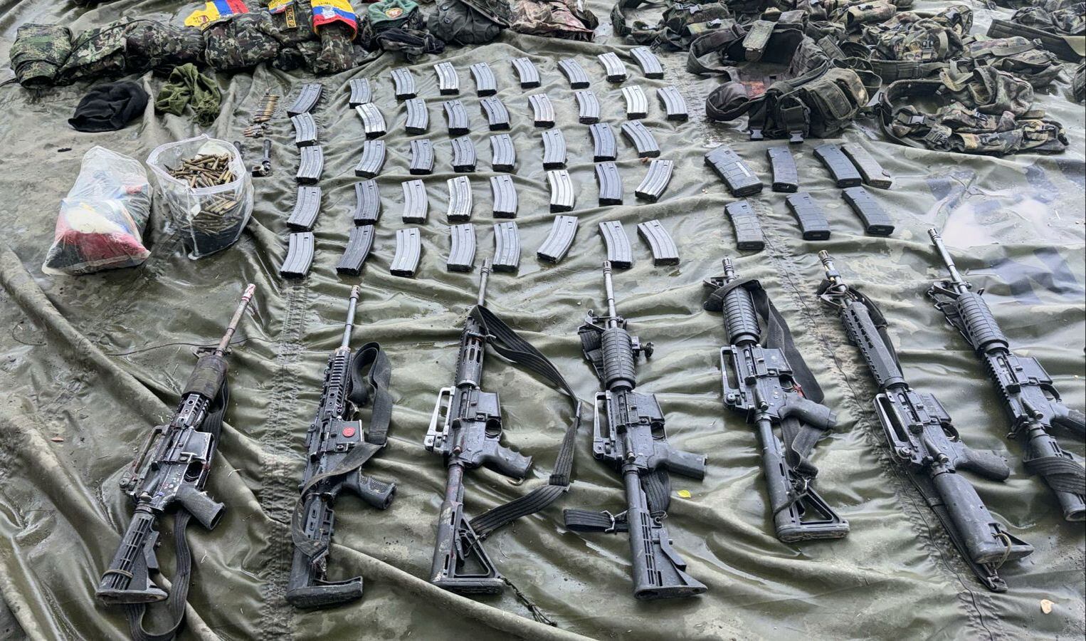 En la acción se logró la incautación de siete fusiles, dos armas tipo revólver y 25 equipos de campaña. Crédito: Cortesía Ejército Nacional.