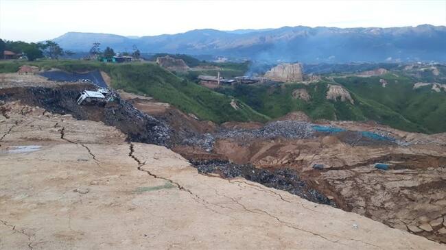 Dos vehículos compactadores de basura cayeron a una de las cárcavas por un deslizamiento. Foto: Alejandra Rodríguez (W Radio)