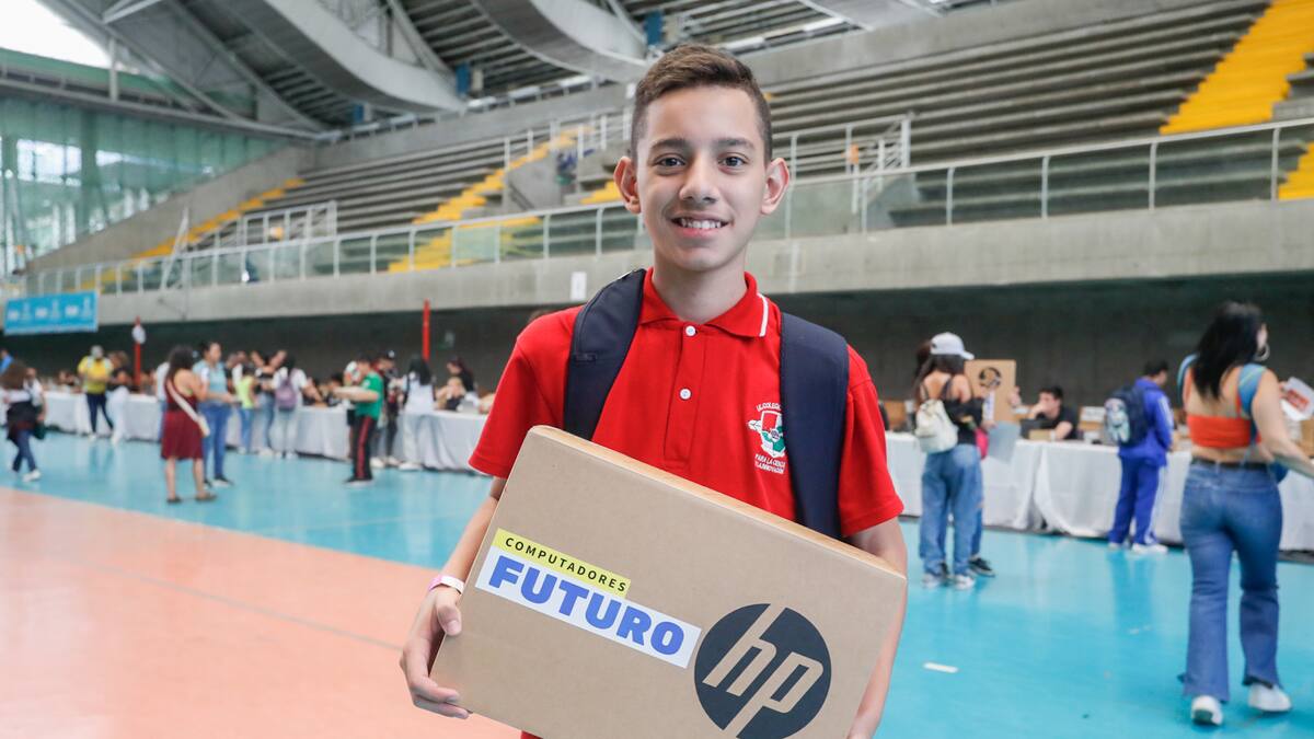 Medellín pasó de 50 mil a 180 mil estudiantes con un computador