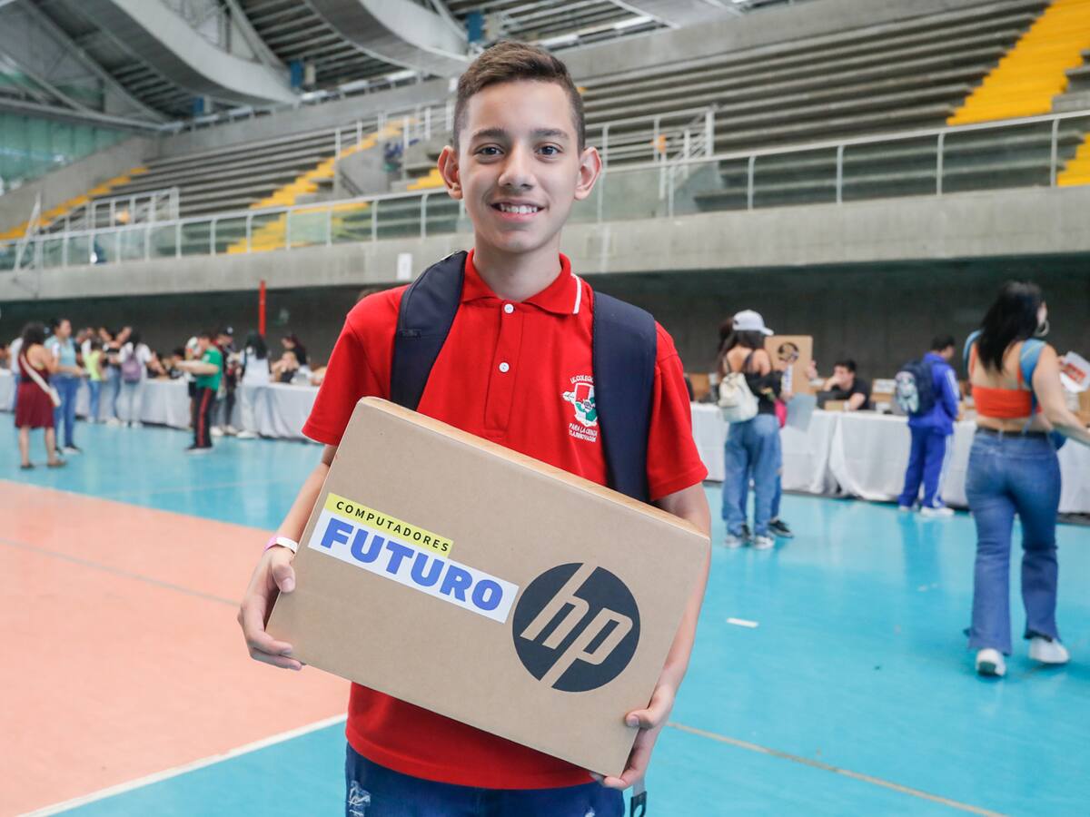 Medellín pasó de 50 mil a 180 mil estudiantes con un computador