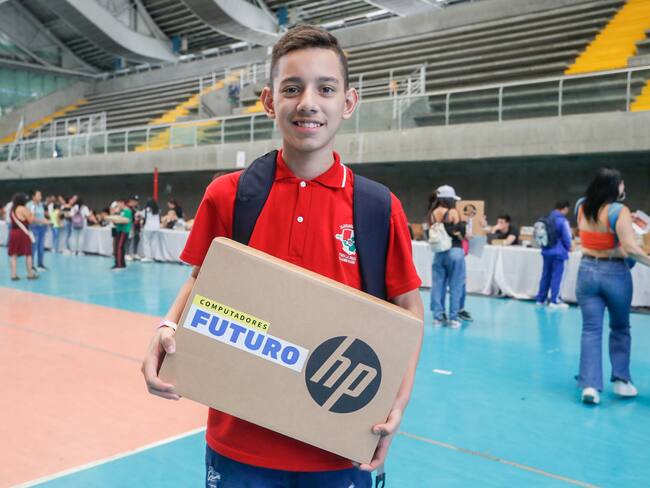 Medellín pasó de 50 mil a 180 mil estudiantes con un computador
