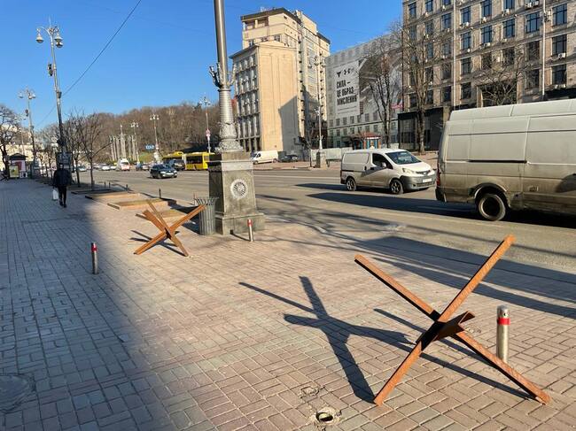 Estructuras de metal protegen la principal plaza de Kiev y las calles aledañas.