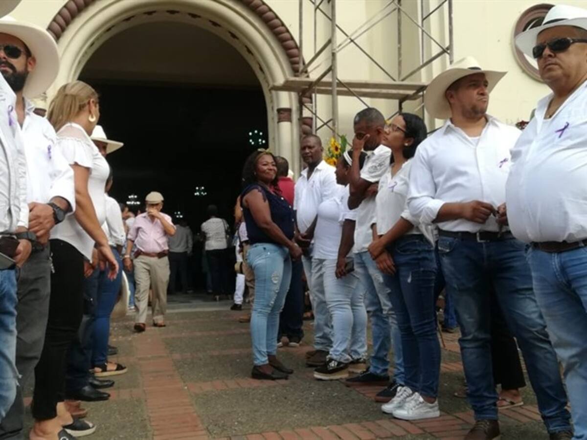 Despiden con homenajes a víctimas de masacre de Suárez, Cauca