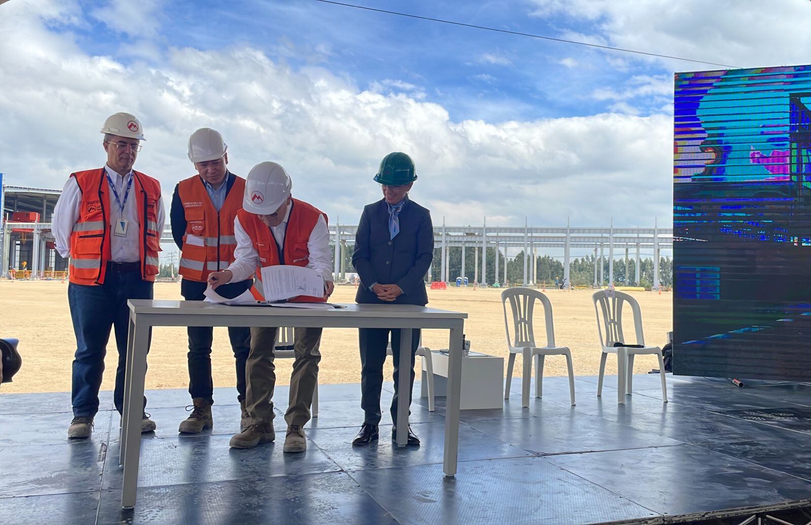 La alcaldesa de Bogotá, Claudia López, junto con el gerente de la Empresa Metro de Bogotá (EMB), Leonidas Narváez, y el representante legal de Metro Línea 1, Wen Ding. Foto: W Radio.