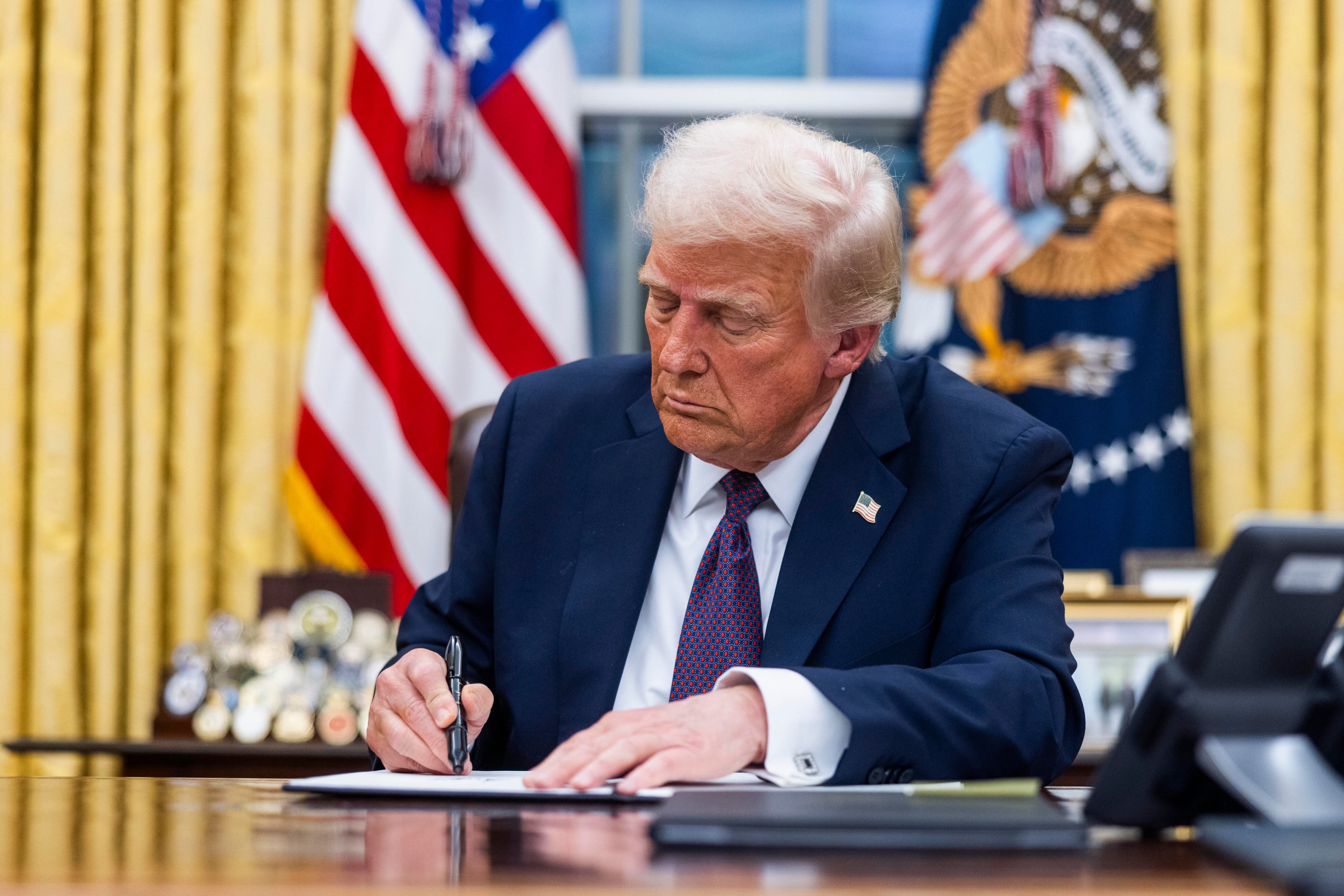 Washington (Estados Unidos), 20/01/2025.- El presidente de Estados Unidos, Donald Trump, firma numerosas órdenes ejecutivas en el primer día de su presidencia, en el Despacho Oval de la Casa Blanca.