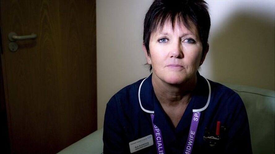 Sue Armstrong forma parte del creciente equipo de parteras especializadas cuyo papel es apoyar a los padres cuyos bebés nacen muertos. Foto: BBC Mundo.
