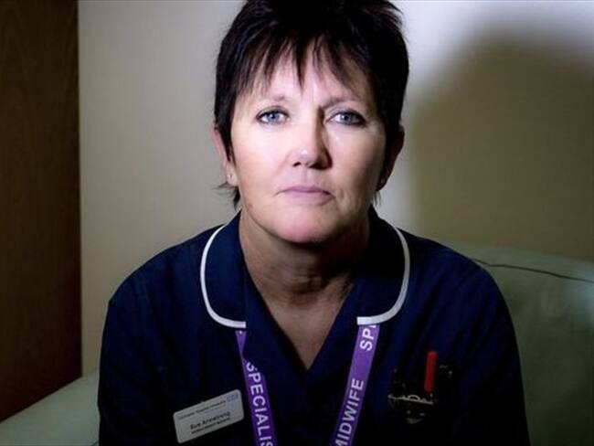 Sue Armstrong forma parte del creciente equipo de parteras especializadas cuyo papel es apoyar a los padres cuyos bebés nacen muertos. Foto: BBC Mundo.