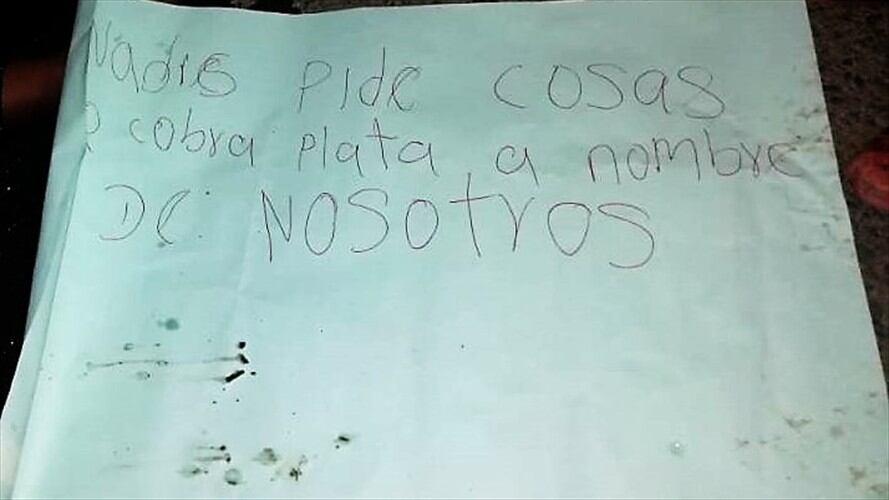 En el lugar fue abandonado un escrito en el que se indica el supuesto motivo del asesinato. Foto: Fensuagro