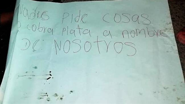 En el lugar fue abandonado un escrito en el que se indica el supuesto motivo del asesinato. Foto: Fensuagro