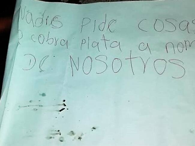 En el lugar fue abandonado un escrito en el que se indica el supuesto motivo del asesinato. Foto: Fensuagro
