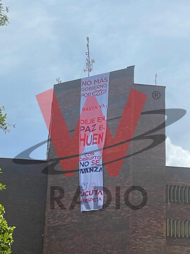 Instalan mega pendón en el hospital Erasmo Meoz de Cúcuta. Foto: Suministrada.