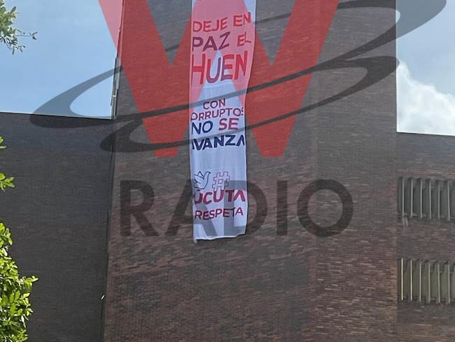 Instalan mega pendón en el hospital Erasmo Meoz de Cúcuta. Foto: Suministrada.