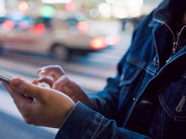 Persona usando celular imagen de referencia. Foto: Getty Images