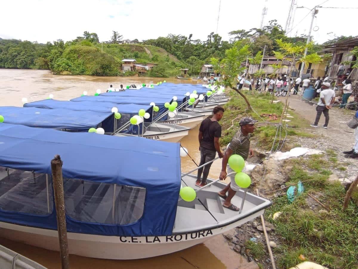 Llegan 30 lanchas al Pacífico caucano para garantizar la movilidad de niños a sus escuelas