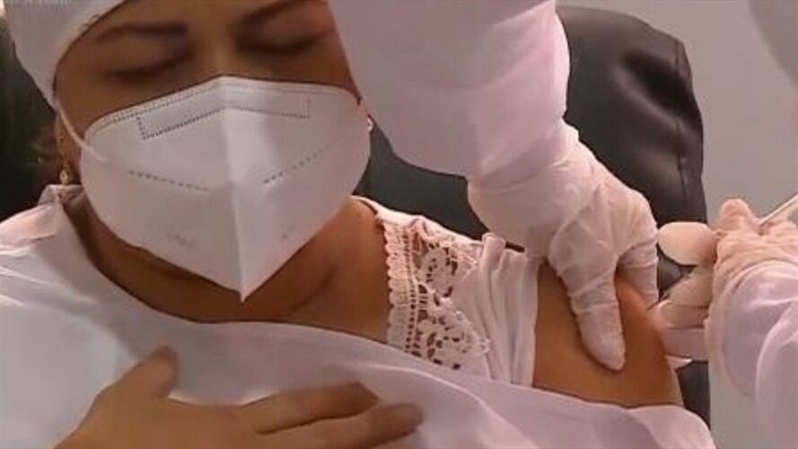 La jefe de enfermeras Verónica Machado recibió la primera vacuna contra el Coronavirus en Colombia. Foto: Presidencia de la República