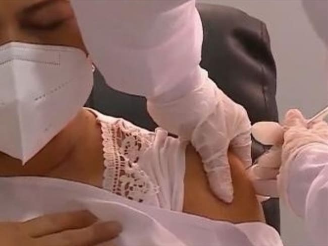 La jefe de enfermeras Verónica Machado recibió la primera vacuna contra el Coronavirus en Colombia. Foto: Presidencia de la República