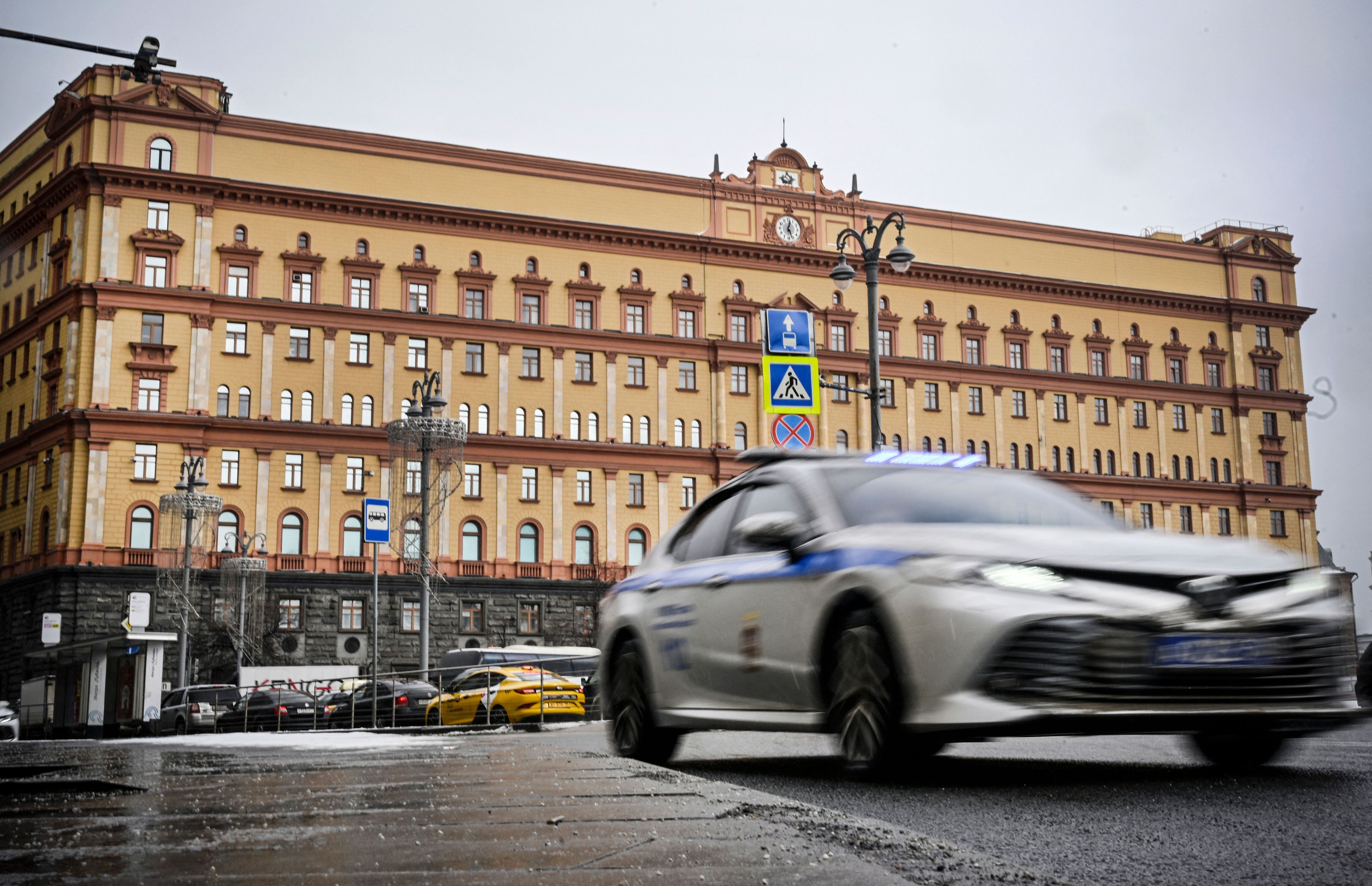 Un vehículo policial pasa delante de la sede del Servicio Federal de Seguridad (FSB), la agencia sucesora del KGB, y de la plaza Lubianka, en el centro de Moscú, el 3 de marzo de 2023. Alexander Nemenov/AFP vía Getty Images