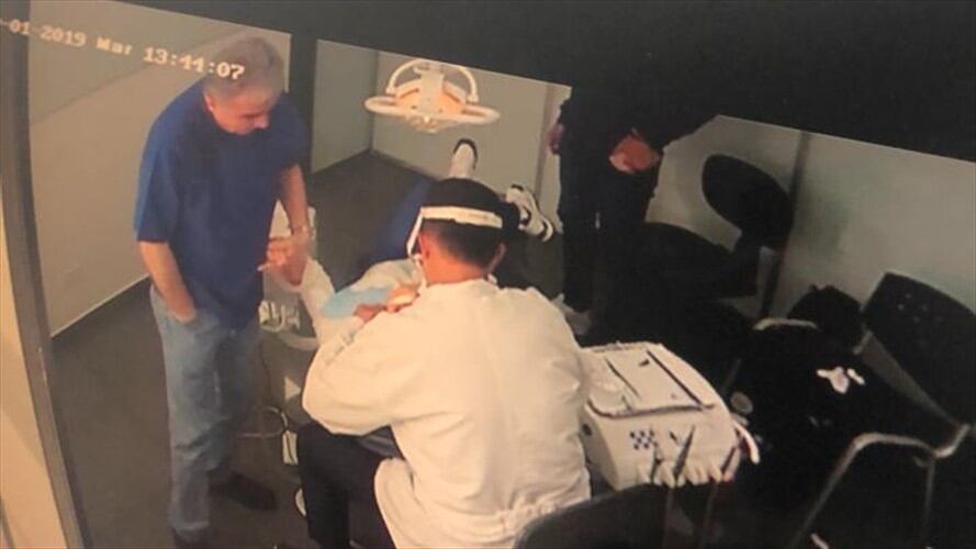 Una fotos probarían que la ex senadora estaba acompañada de lo que parecen sus hijos en el consultorio del que se fugó.. Foto: W Radio