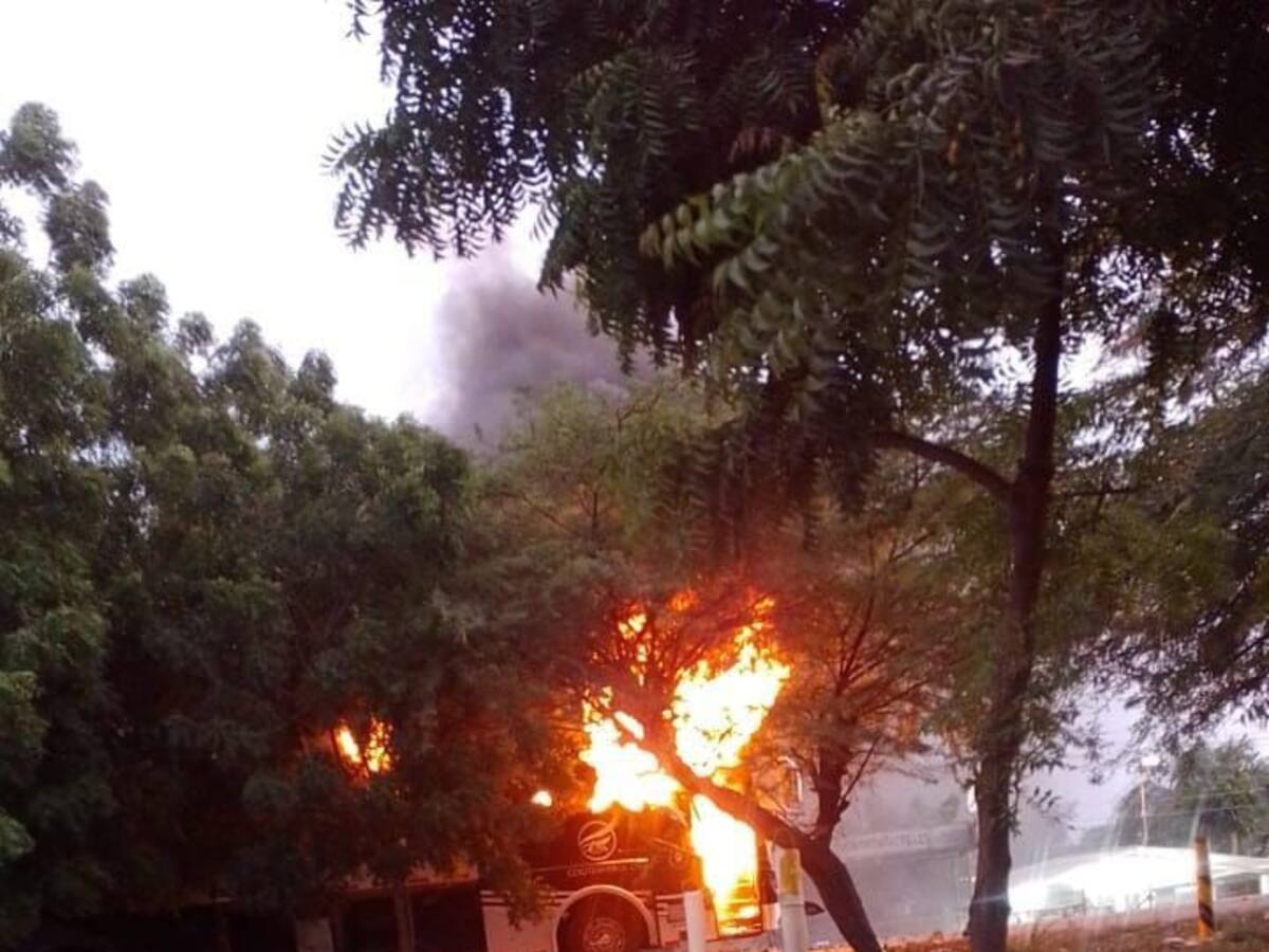 Bus arrolló a menor en Puebloviejo, la comunidad le prendió fuego