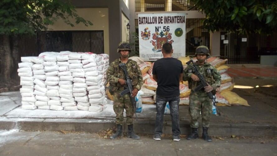Quedó descubierto que los costales de arroz eran una fachada para ocultar más 2.600 kilogramos de cloruro de calcio. Foto: Ejército Nacional