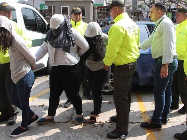 Cinco personas que fueron capturadas durante el allanamiento a la sede política de la senadora electa Aída Merlano. Foto: Colprensa