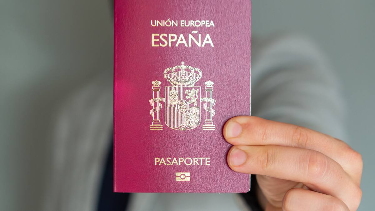 ¿Cuántos años hay que vivir en España para obtener la nacionalidad? Art. 22 de Código Civil Español