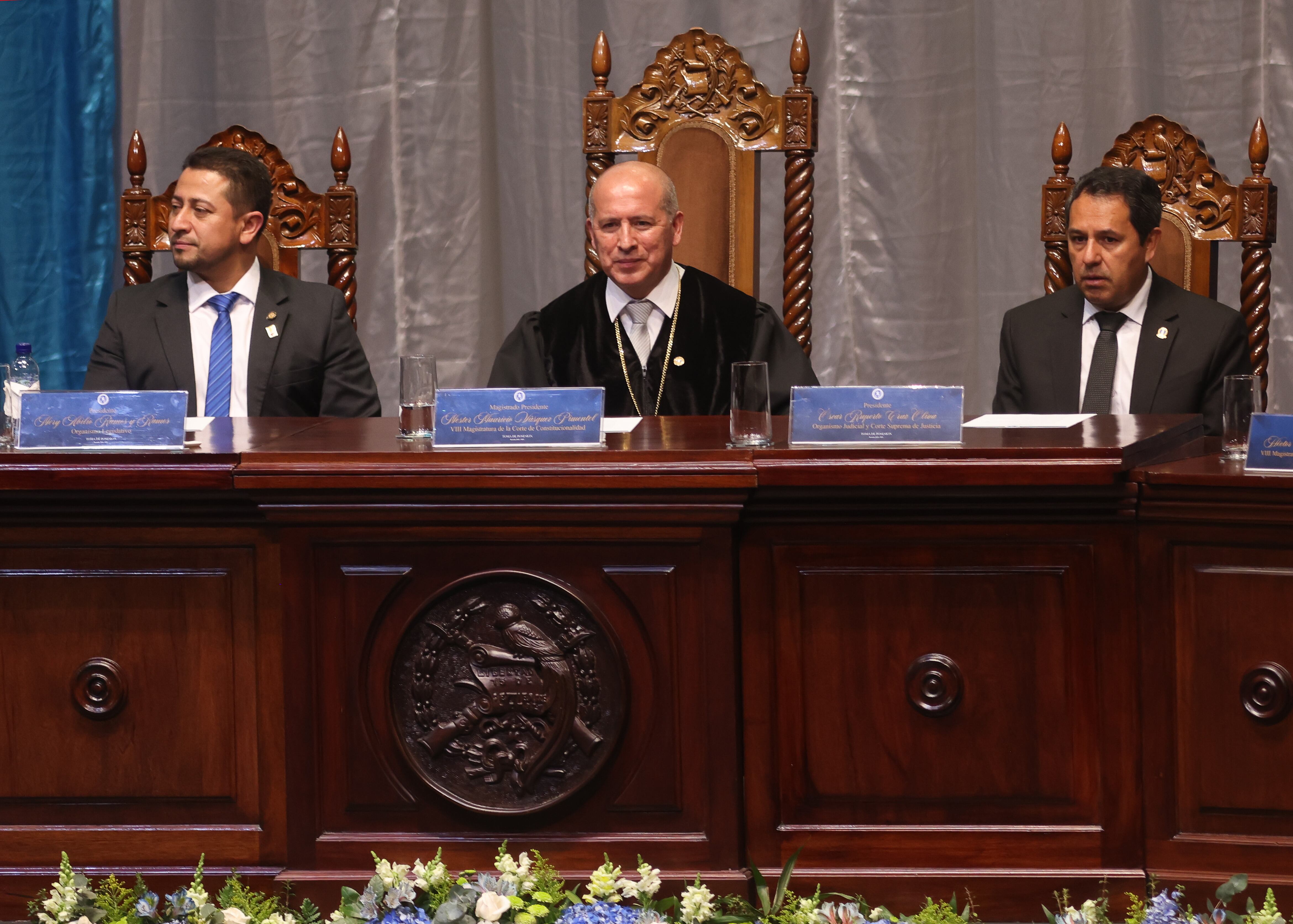El magistrado de Guatemala Néster Vásquez Pimentel (c) habla junto al presidente del Congreso, Nery Ramos (i), y el presidente de la Corte Suprema de Justicia, Oscar Cruz Oliva. Foto: EFE/ Mariano Macz