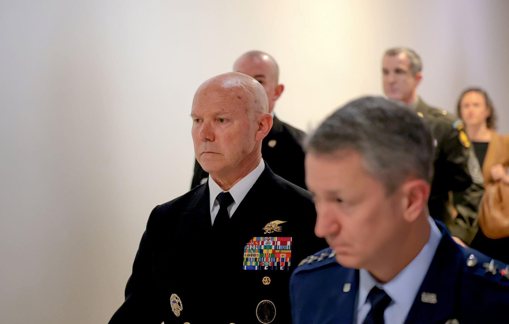 El almirante Frank Bradley parte del Capitolio de Estados Unidos tras declarar ante el Congreso, el 4 de diciembre de 2025. FOTO: Anna Moneymaker/Getty Images