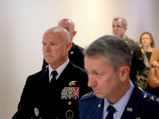 El almirante Frank Bradley parte del Capitolio de Estados Unidos tras declarar ante el Congreso, el 4 de diciembre de 2025. FOTO: Anna Moneymaker/Getty Images