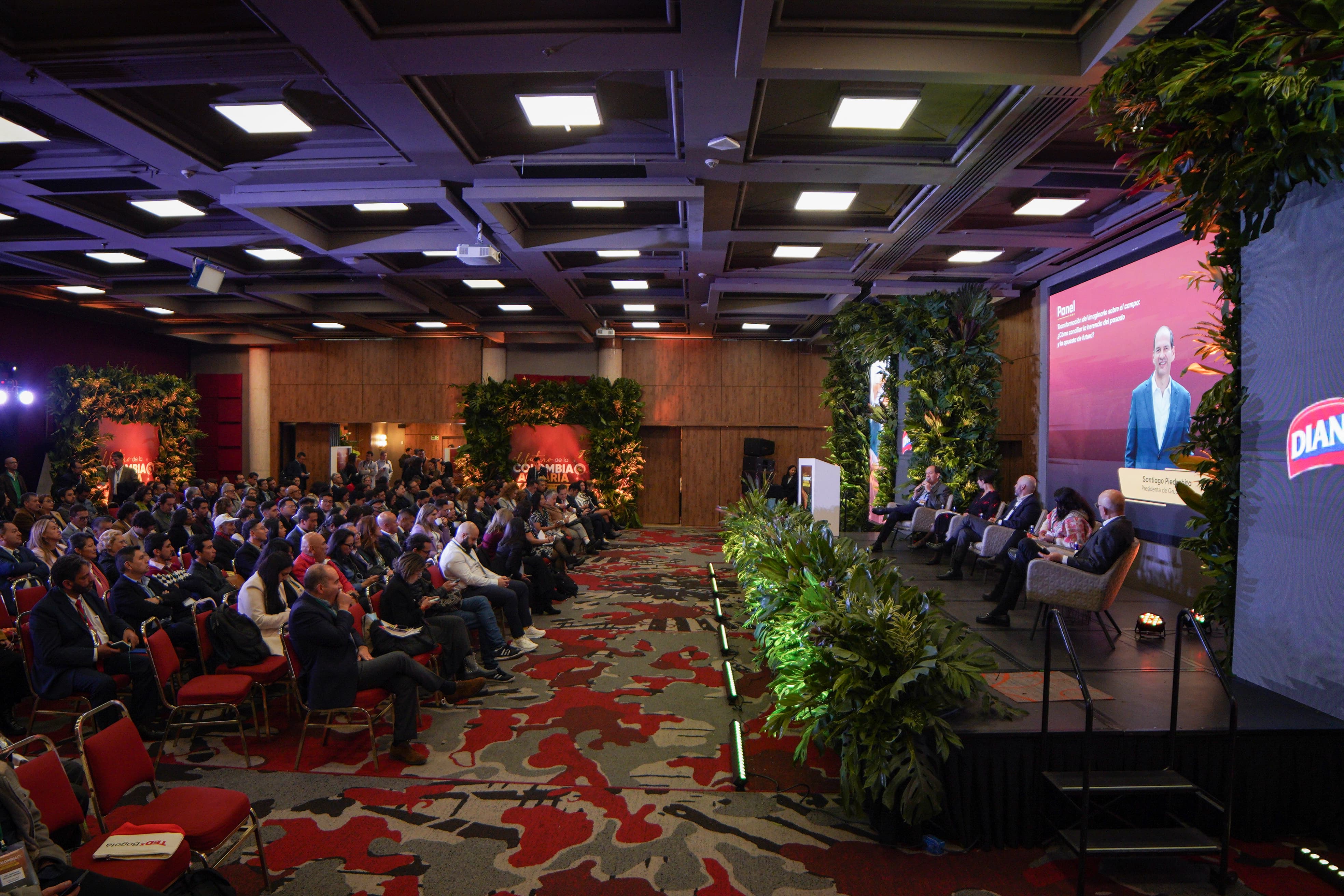 El Futuro de la Colombia Agraria reunió a referentes de distintos sectores para trazar rutas de acción precisas en la construcción de un campo sostenible e incluyente. Educación, tecnificación y paz, principales focos de discusión. I Foro: W Radio