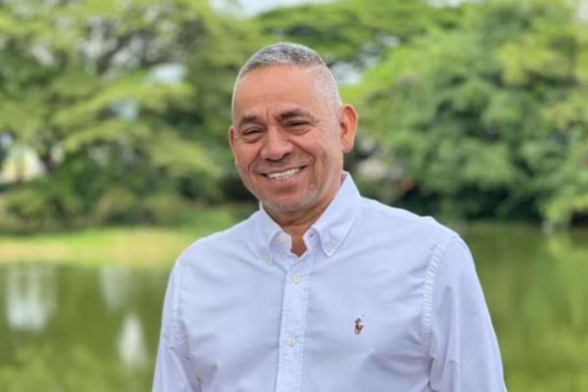 Según las autoridades, el adolescente llegó al lugar de los hechos en una motocicleta y disparó en varias ocasiones contra el concejal. Foto: Redes Sociales @EliecidA