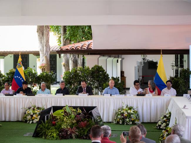 Mesa de negociación con el ELN en Venezuela. Foto: EFE/ Rayner Peña R