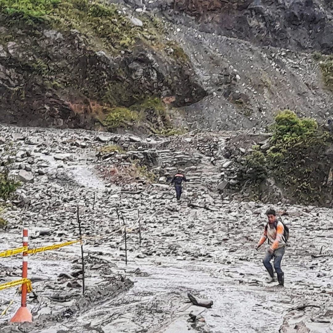 La creciente del río Córdoba generó el bloqueo de la vía que comunica al Cauca con el Huila. Crédito: Defensa Civil.