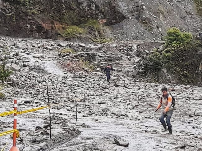 La creciente del río Córdoba generó el bloqueo de la vía que comunica al Cauca con el Huila. Crédito: Defensa Civil.