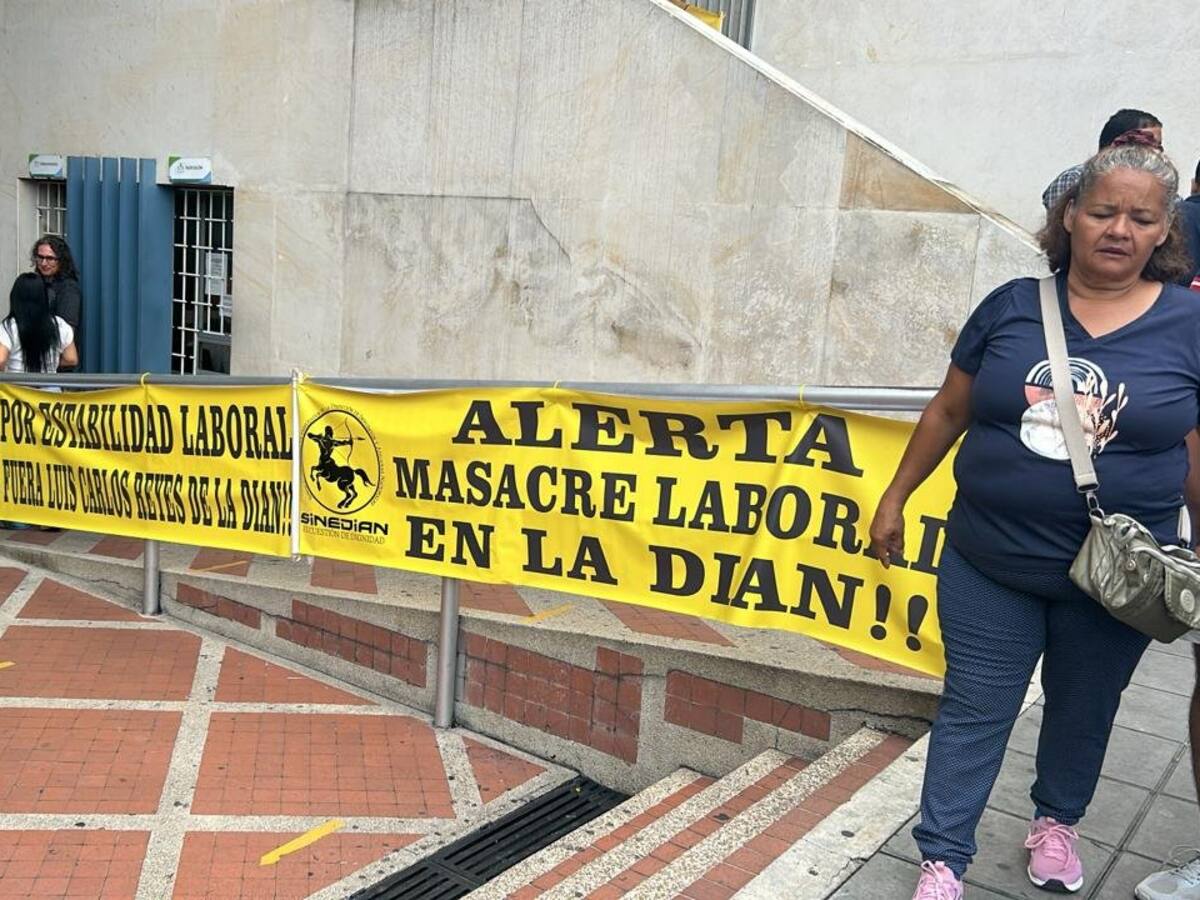 Sindicato de la Dian protestó en Bucaramanga para evitar “masacre laboral” en la entidad