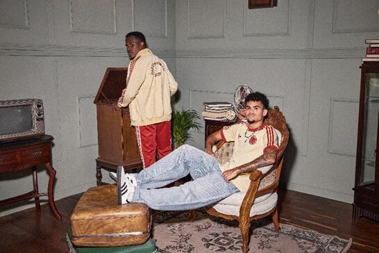 Jhon Arias y Luis Díaz con la nueva indumentaria de la Selección Colombia. Foto: Adidas