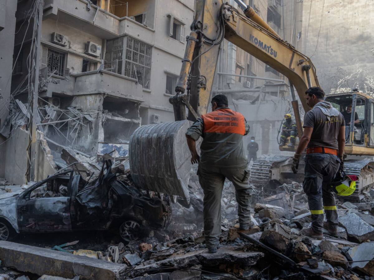 Rescatistas continúan búsqueda de desaparecidos tras el ataque de Israel en Beirut