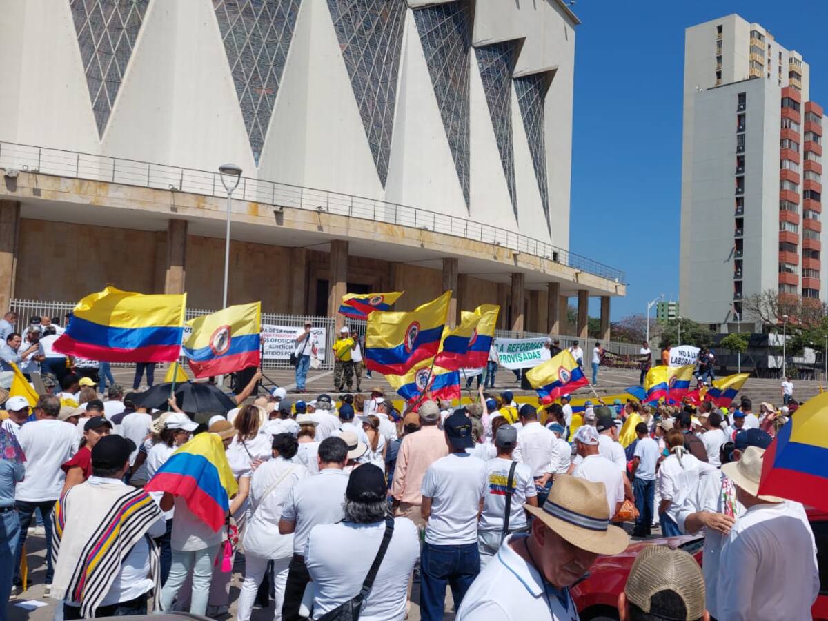 Gran pulso en las calles entre Gobierno y oposición