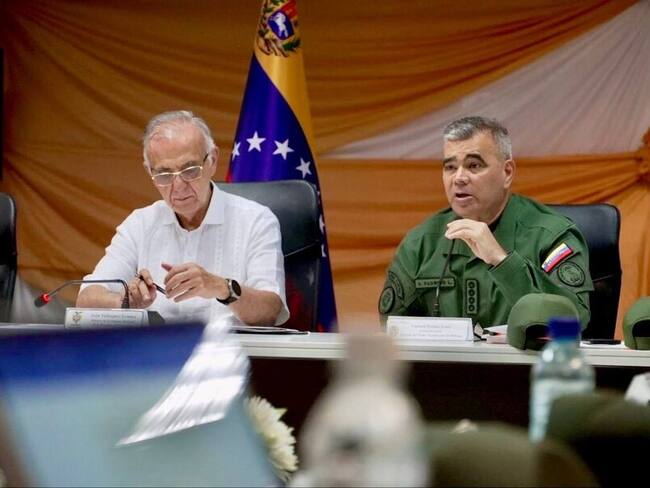 El ministro de Defensa, Iván Velásquez, con su homólogo en Venezuela, Vladimir Padrino. Foto: Colprensa.