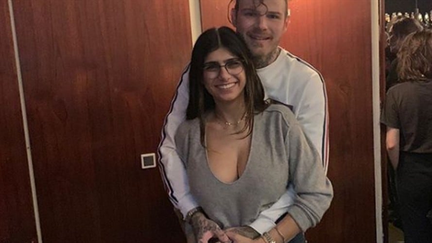 ¿Afortunado? Este es el hombre que se cara con Mia Khalifa. Foto: Instagram