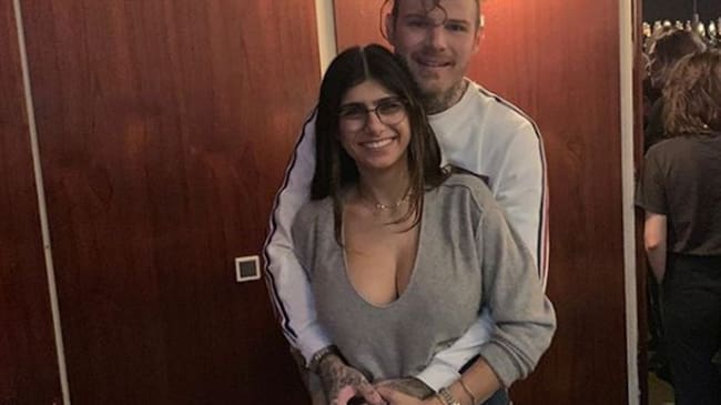 ¿Afortunado? Este es el hombre que se cara con Mia Khalifa. Foto: Instagram