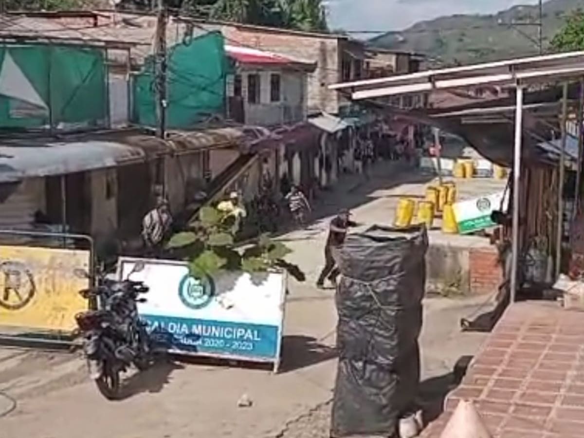 Ataque con explosivos a la Policía en Suárez, Cauca, dejó una mujer muerta y un menor herido