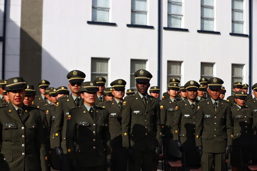 Cadetes de la Policía Nacional en la Escuela General Francisco de Paula Santander (Foto vía Colprensa)
