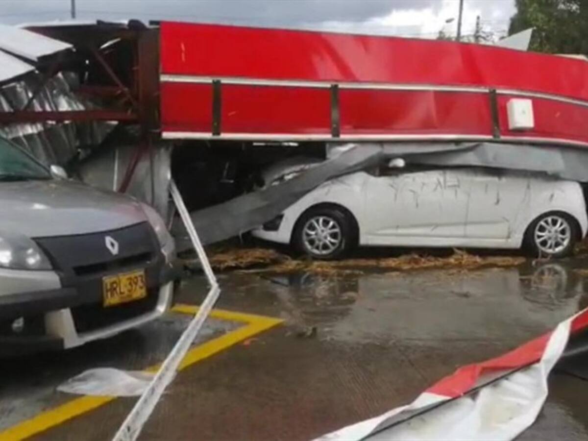Fuerte vendaval en Pereira generó el desplome del techo de una estación de servicio