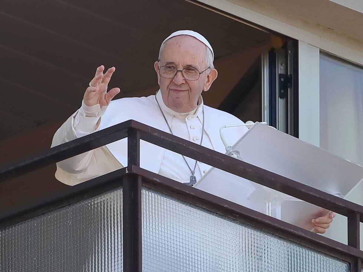 La salud del papa Francisco mejora tras operación y retoma sus labores