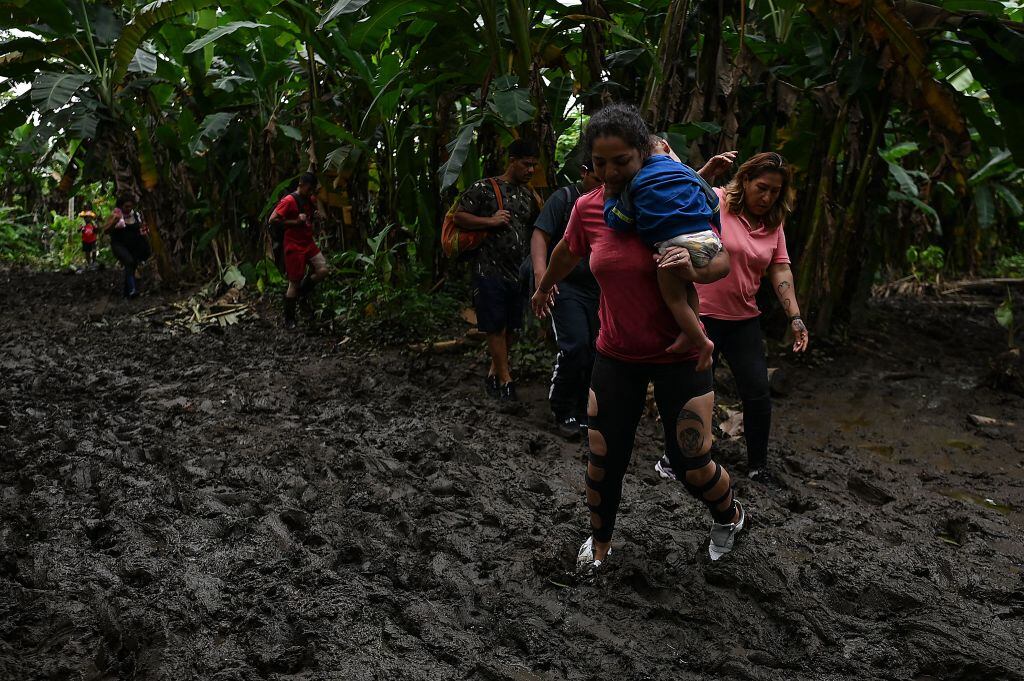 Personas en la selva del Darién. Foto: LUIS ACOSTA/AFP via Getty Images.