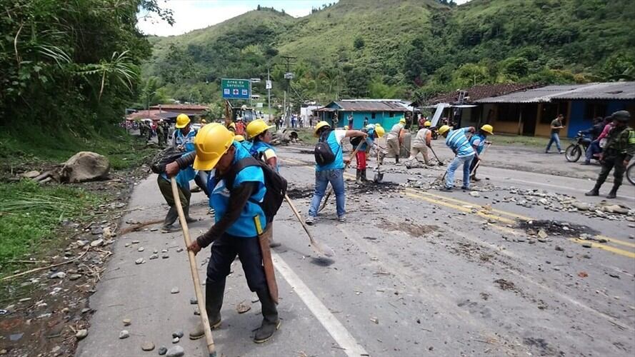 Limpieza de la vía Panamericana después del levantamiento de la protesta indígena. Foto: Colprensa